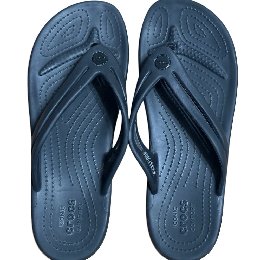 Crocs Black Flip Flops.      W 10